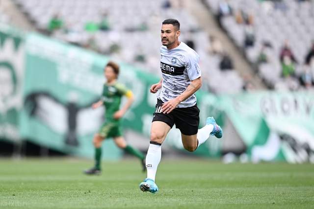 那支在英超奇迹夺冠的球队 如今跌向了深渊